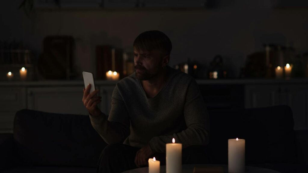 A luz acabou? Veja como você pode recarregar o celular mesmo sem energia