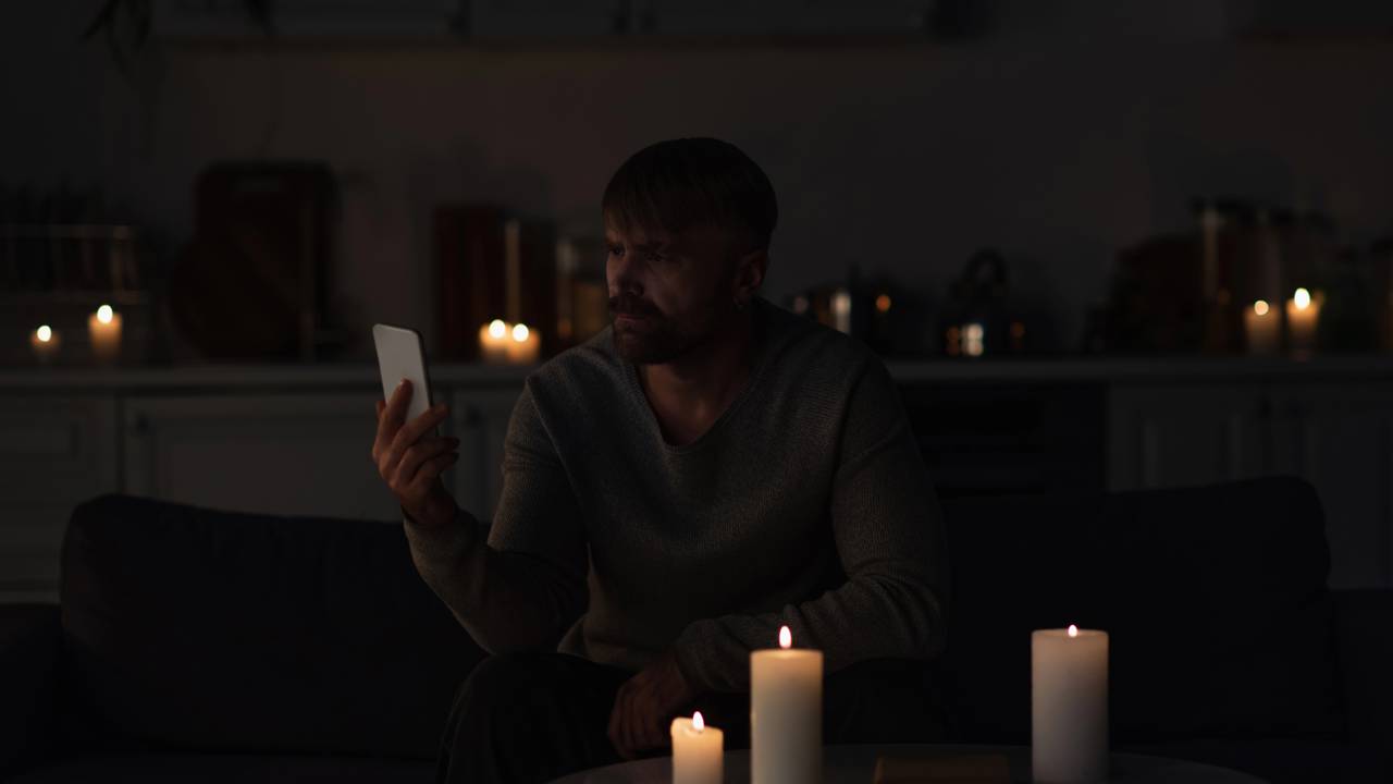 A luz acabou? Veja como você pode recarregar o celular mesmo sem energia
