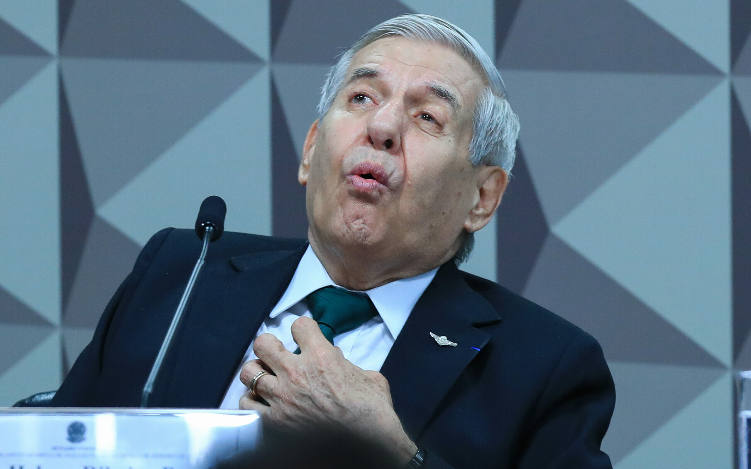 PGR defende prisão domiciliar para Augusto Heleno