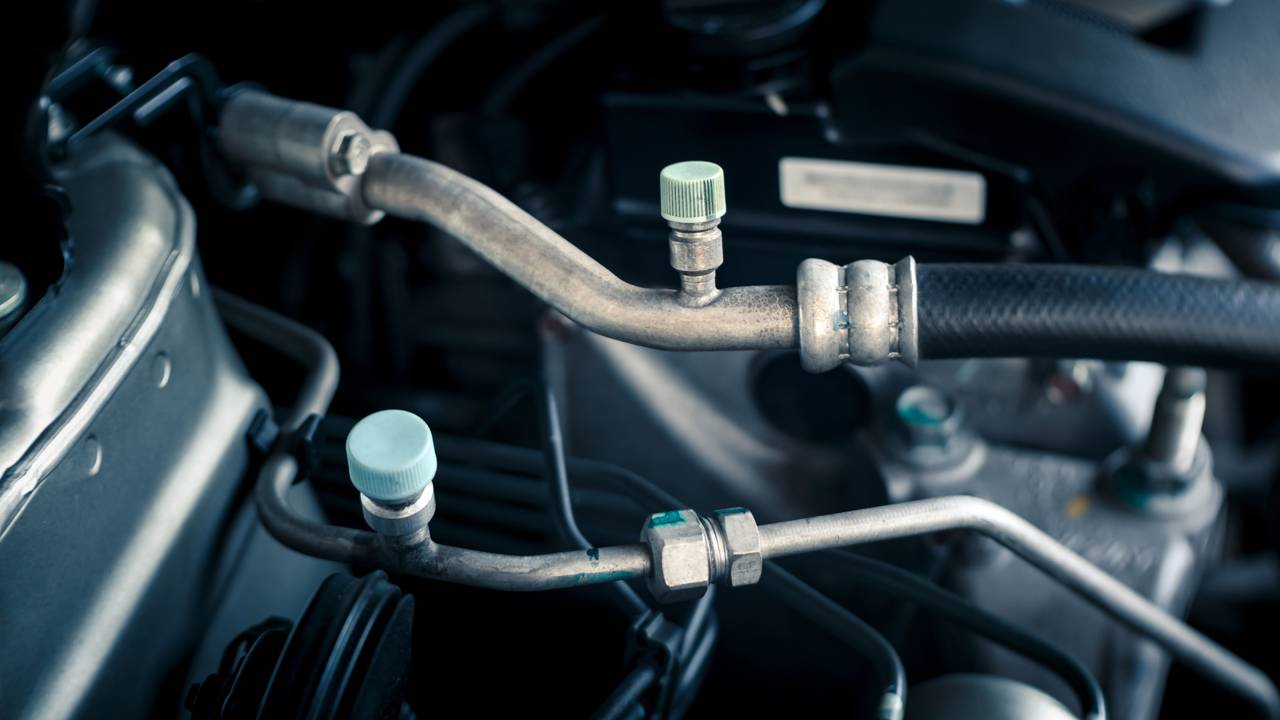 Troquei a mangueira do ar e o carro começou a vazar óleo do nada