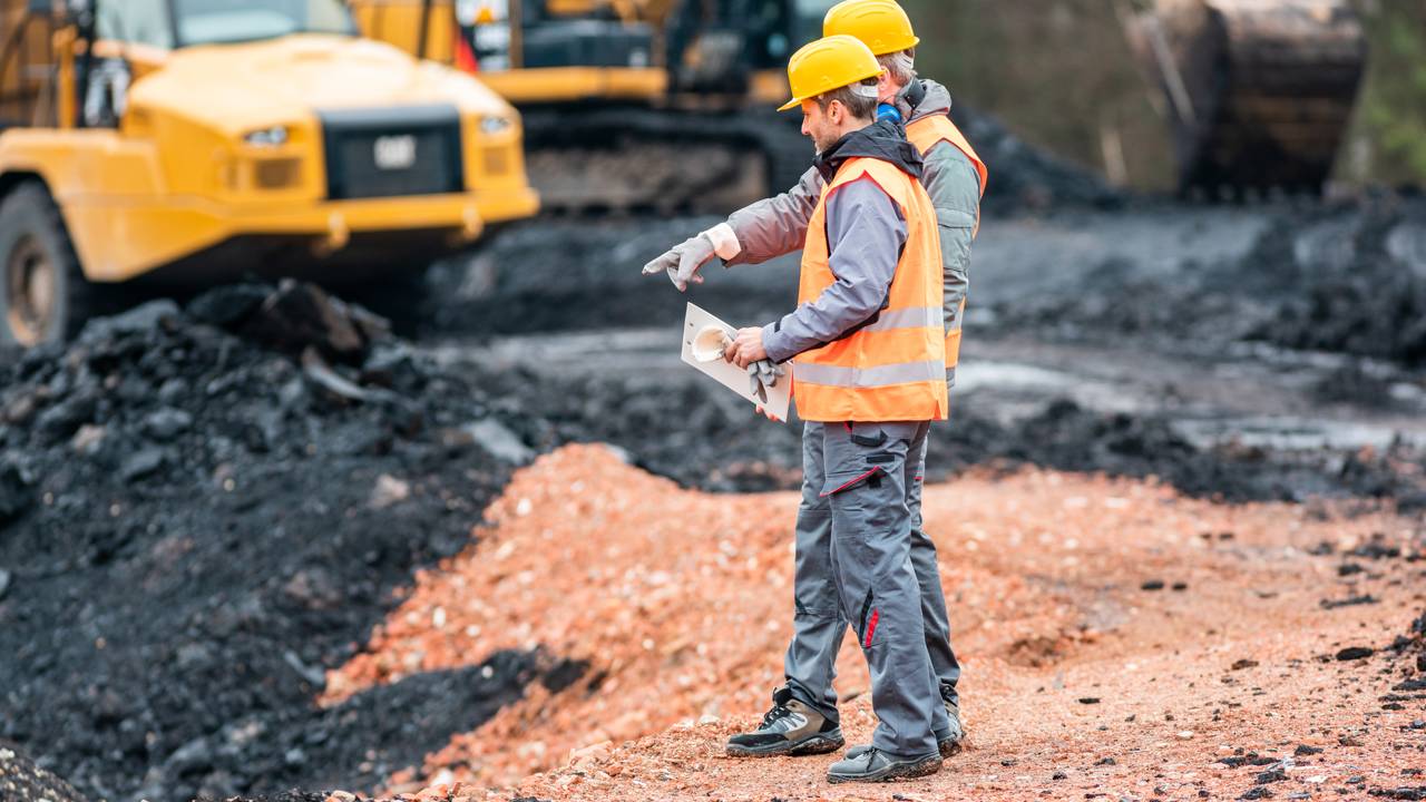 Profissões técnicas que pagam até R$ 15 mil sem exigir diploma