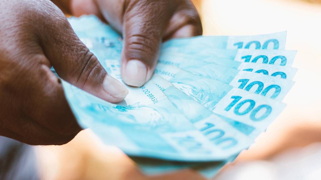 Primeira parcela do décimo terceiro já era para ter caído