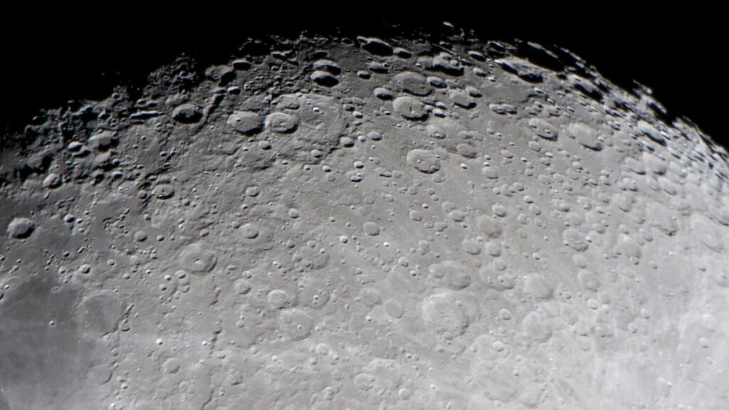 Astrônomo captura duas explosões de meteoros na Lua em registro impressionante