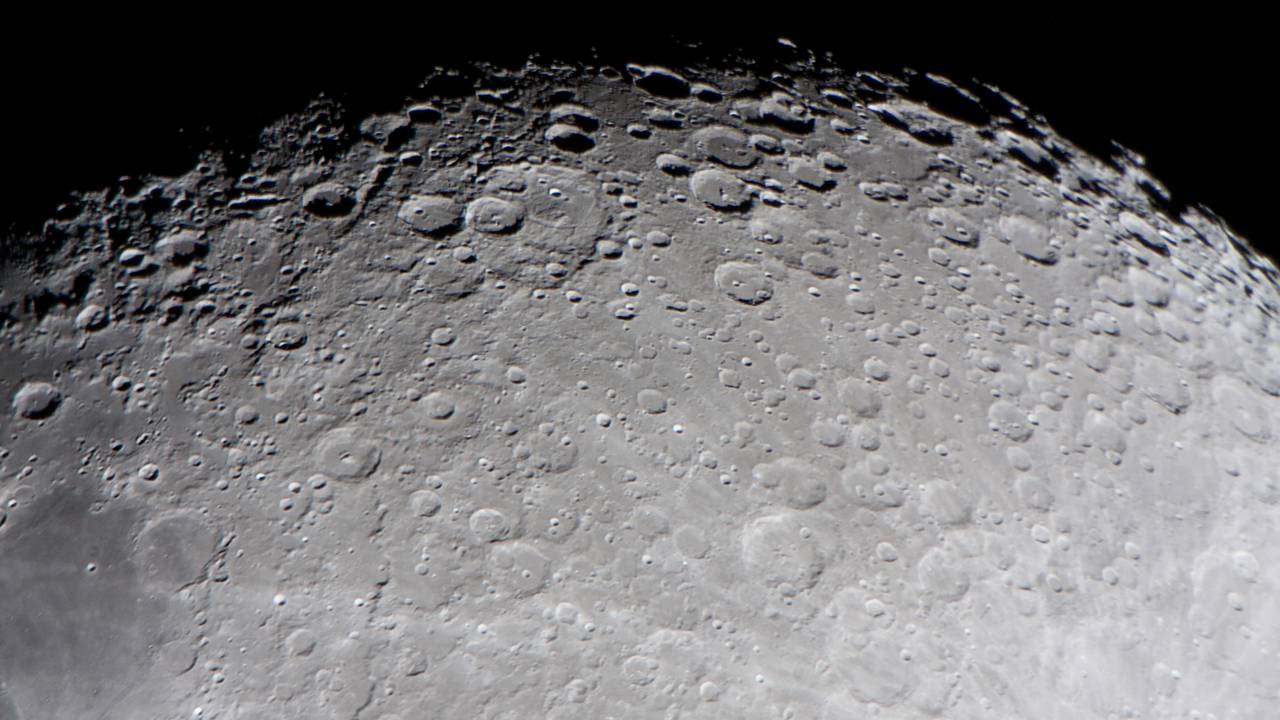 Astrônomo captura duas explosões de meteoros na Lua em registro impressionante