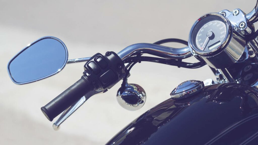 O que diz a lei de trânsito sobre trocar o retrovisor da moto?