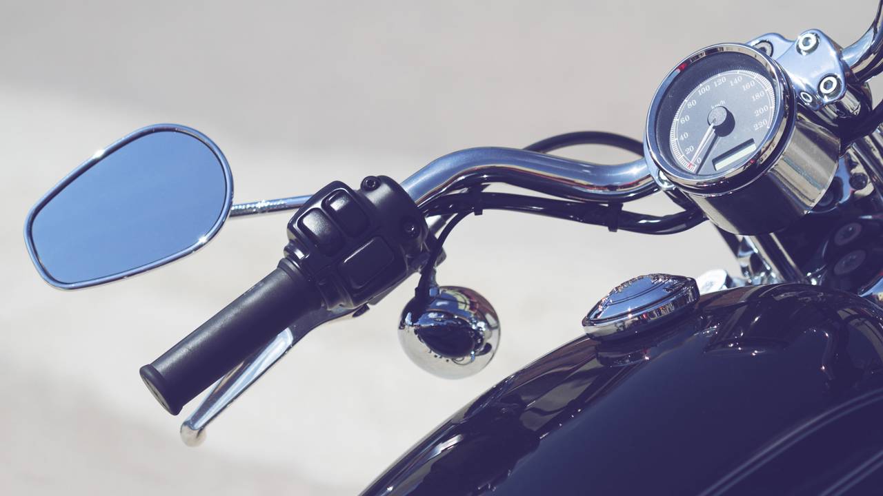 O que diz a lei de trânsito sobre trocar o retrovisor da moto?