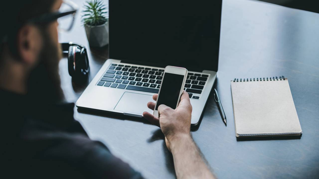 Como ganhar bem sem diploma estando apenas com um notebook e internet