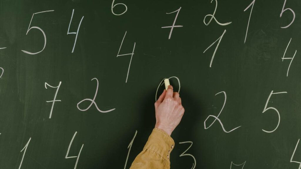 Quanto é 7 + 7 ÷ 7 + 7 × 7 – 7? A equação com seis números iguais que confunde muitos