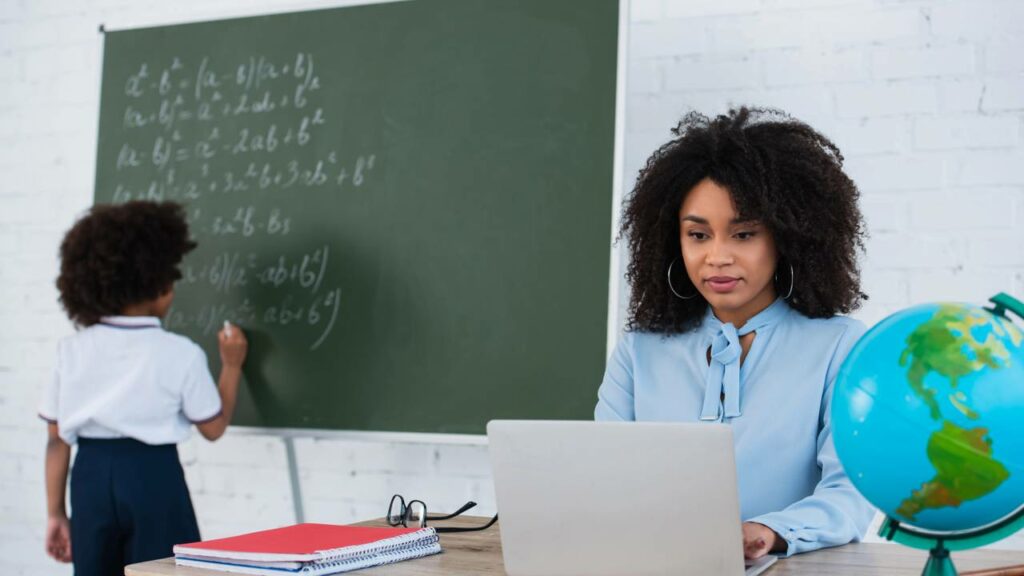 Quanto é (18 ÷ 3) × (6 – 4) + 2? Essa regrinha está confundindo professores e alunos