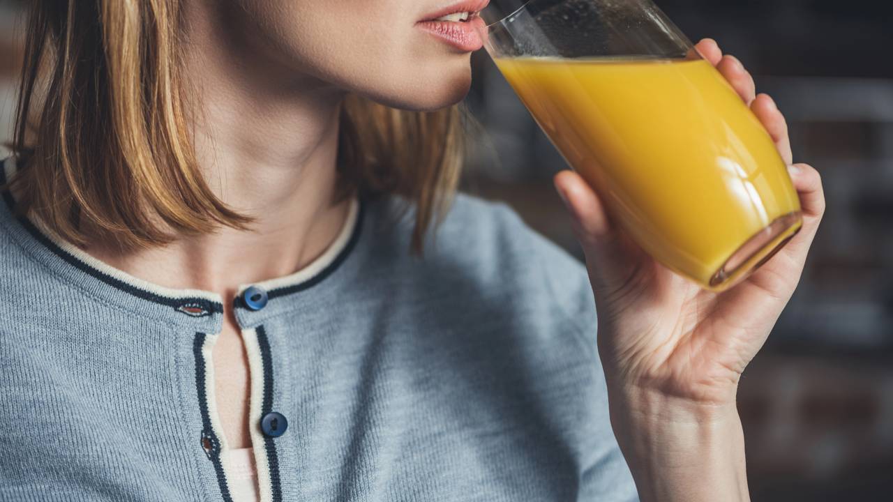 Pode uma bebida mudar seus genes? Estudo revela impacto surpreendente do suco de laranja no metabolismo