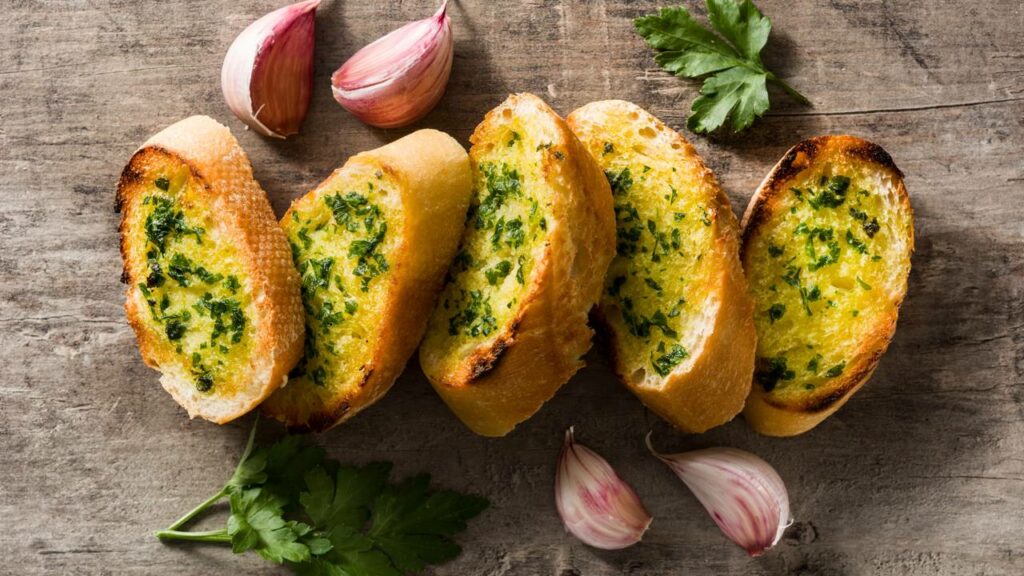 O pão de alho é um acompanhamento muito famoso no churrasco brasileiro - Créditos: depositphotos.com / etorres69