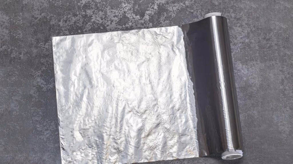 O papel-alumínio na geladeira faz algo que ninguém te contou