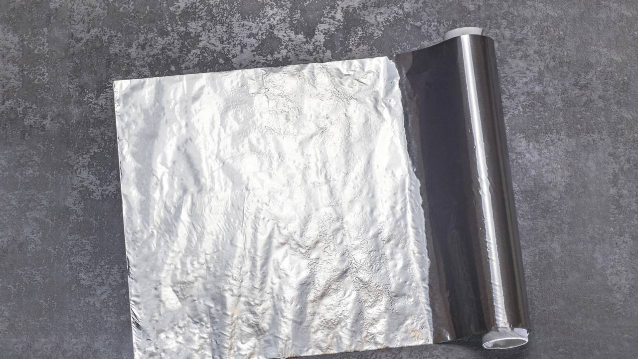 O papel-alumínio na geladeira faz algo que ninguém te contou