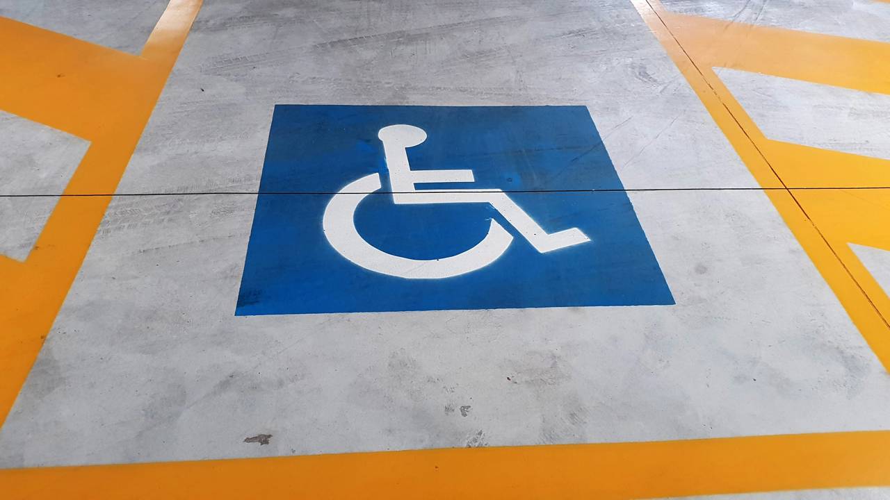 O que diz a lei sobre parar ”rapidinho” em vagas especiais?