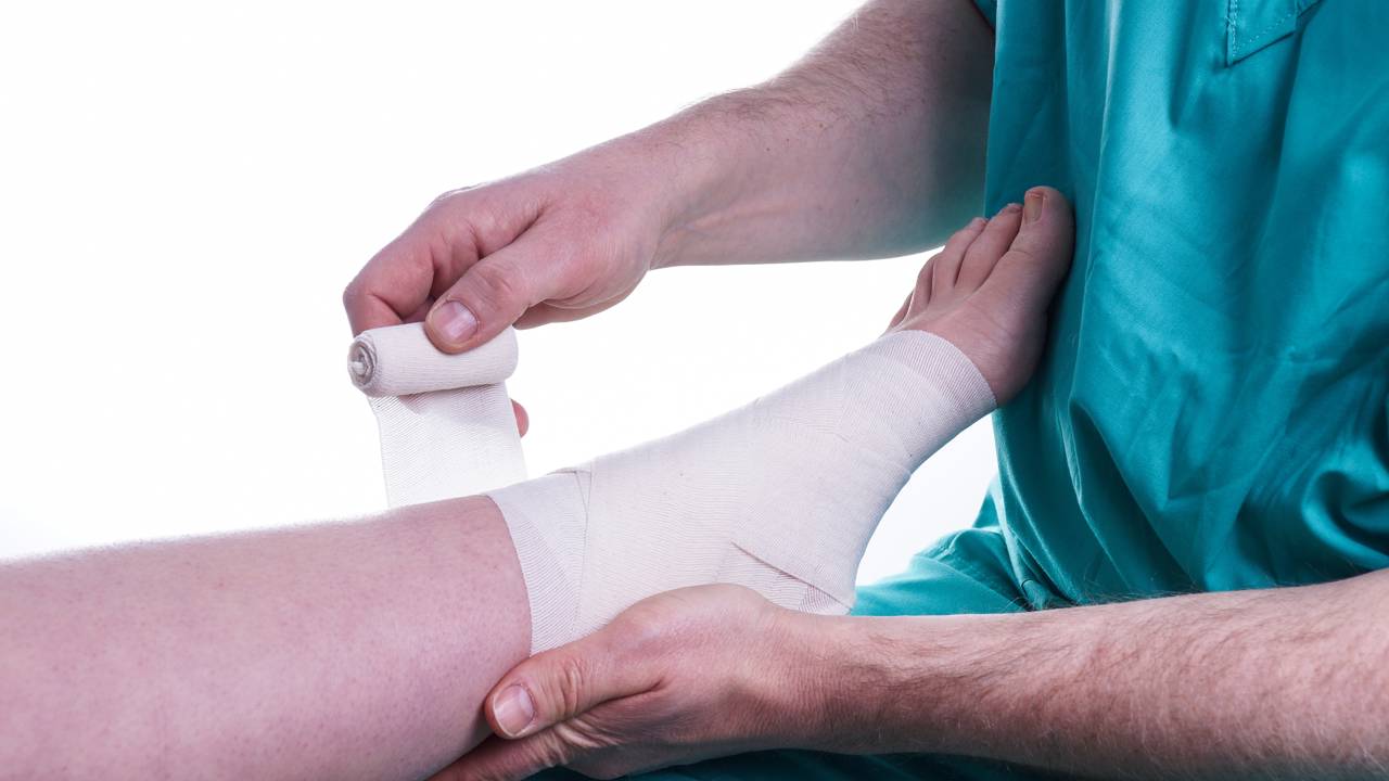 O que fazer imediatamente após torcer o pé?