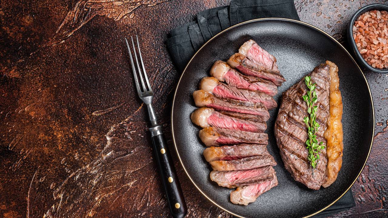 O que dizem especialistas sobre comer a gordurinha da carne?