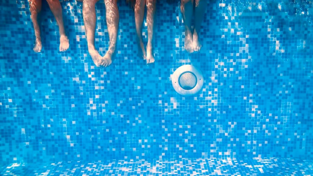 Calorão chegando: Veja quanto custa construir uma piscina para se refrescar com a família
