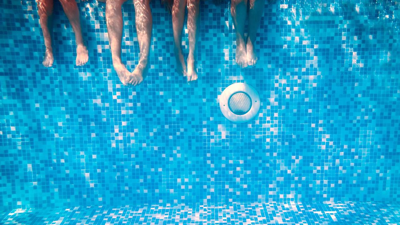 Calorão chegando: Veja quanto custa construir uma piscina para se refrescar com a família