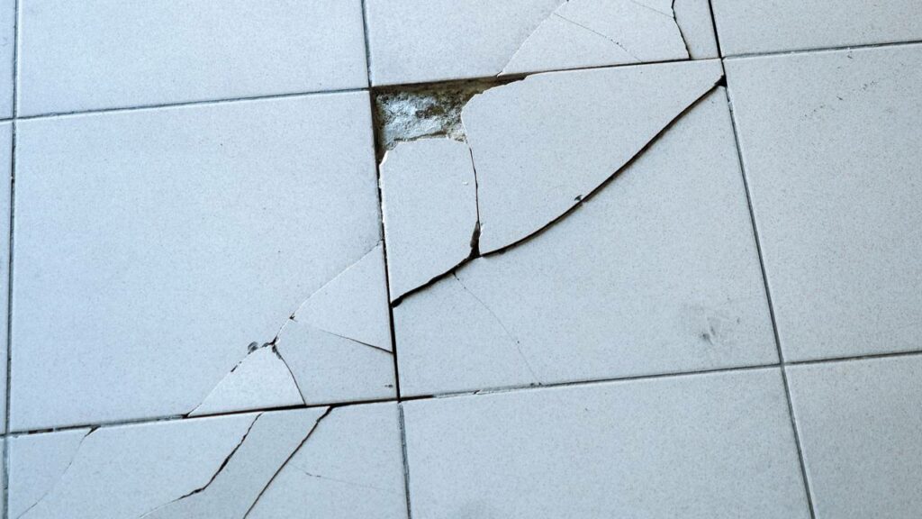 Pisos cerâmicos baratos estão mais propensos a quebras e rachaduras - Créditos: depositphotos.com / jjjj.444@mail.ru