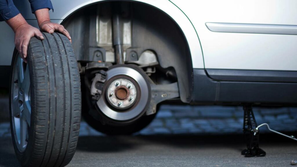 Troquei o pneu e o carro começou a puxar pro lado