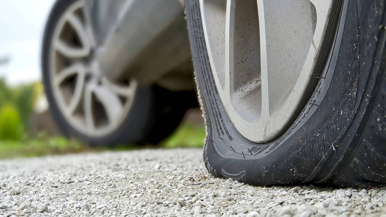 Tecnologia ousada está surpreendendo motoristas e furando pneus no trânsito