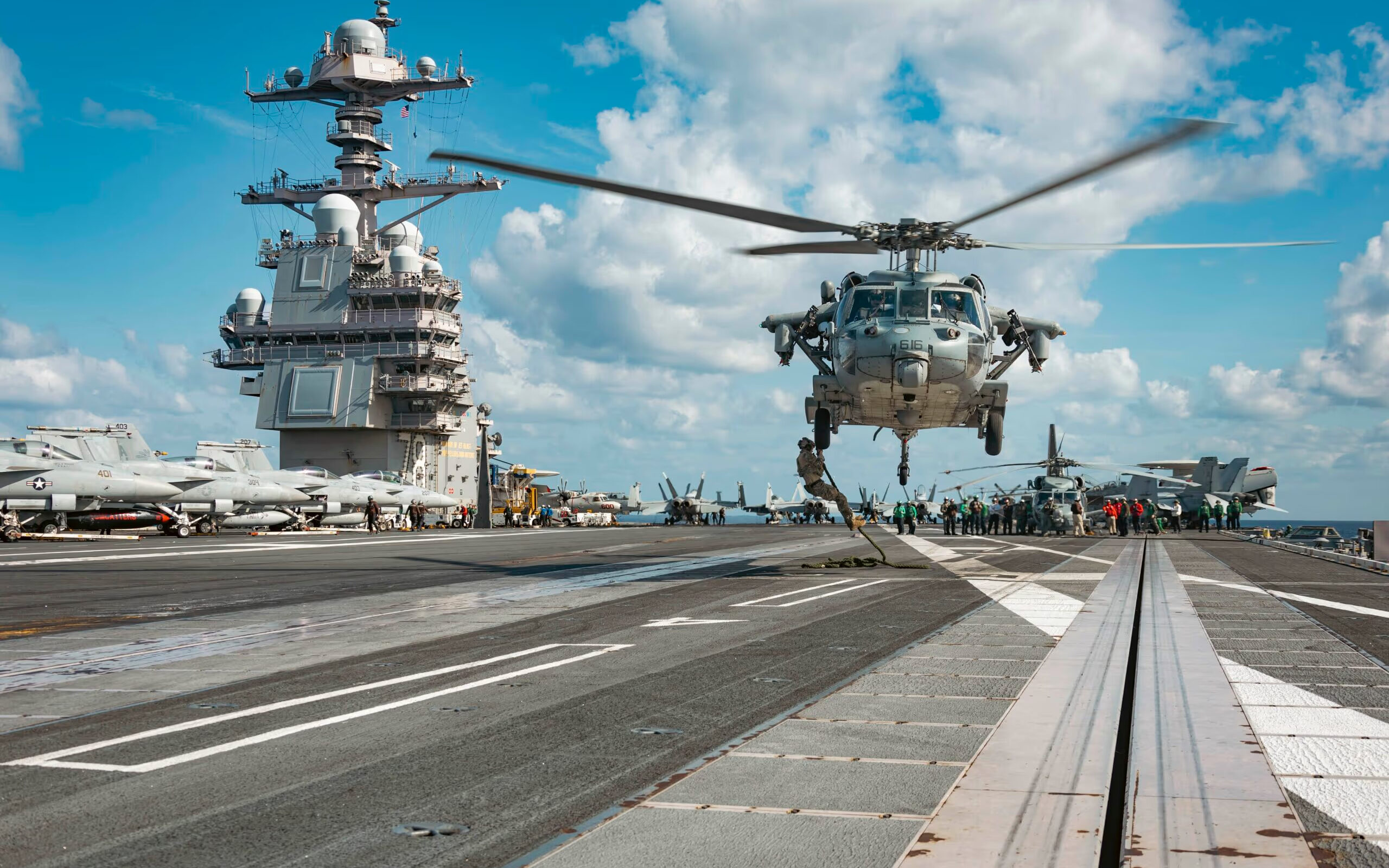 Crusoé: Maior porta-aviões do mundo chega à América Latina