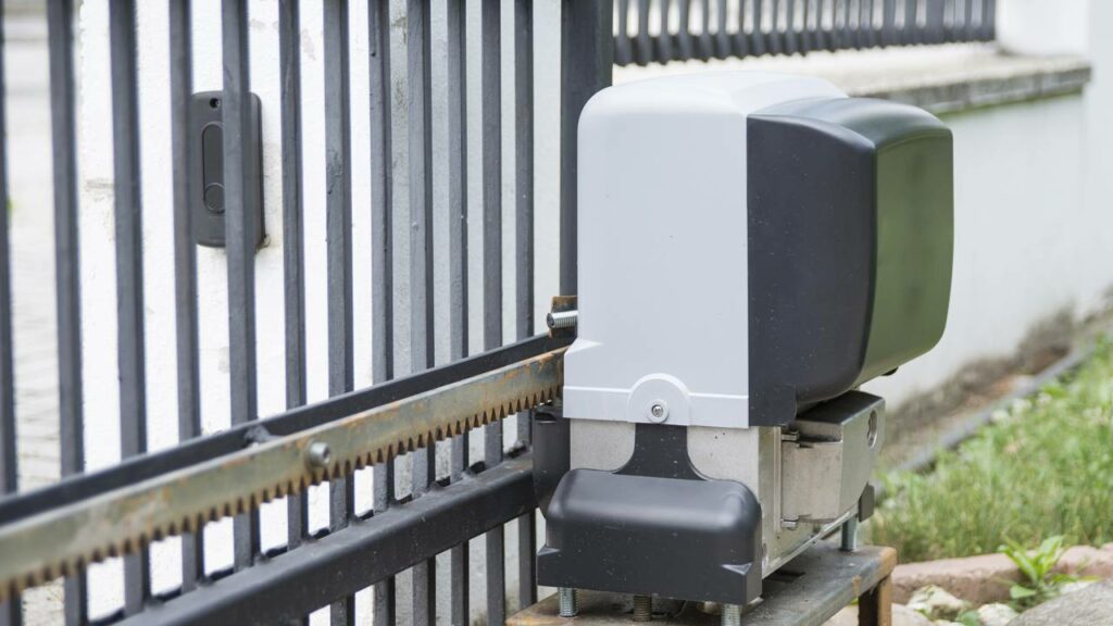 Os portões podem ser basculantes, deslizantes ou, até mesmo, pivotantes - Créditos: depositphotos.com / photomaxop