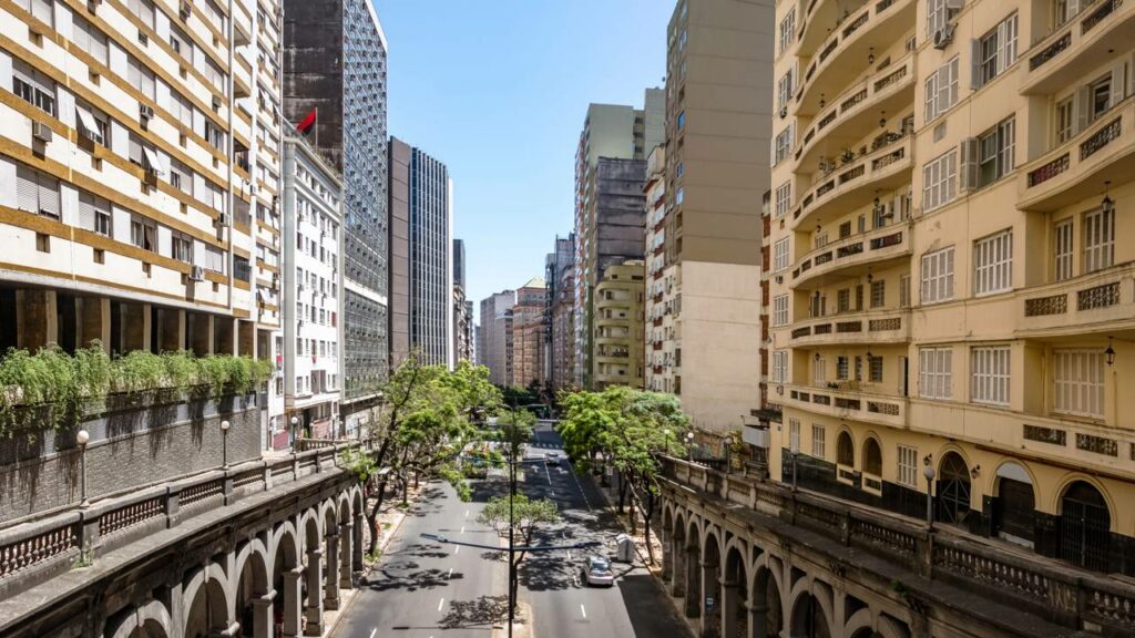 Incêndio devastador atinge prédio no Centro Histórico de Porto Alegre