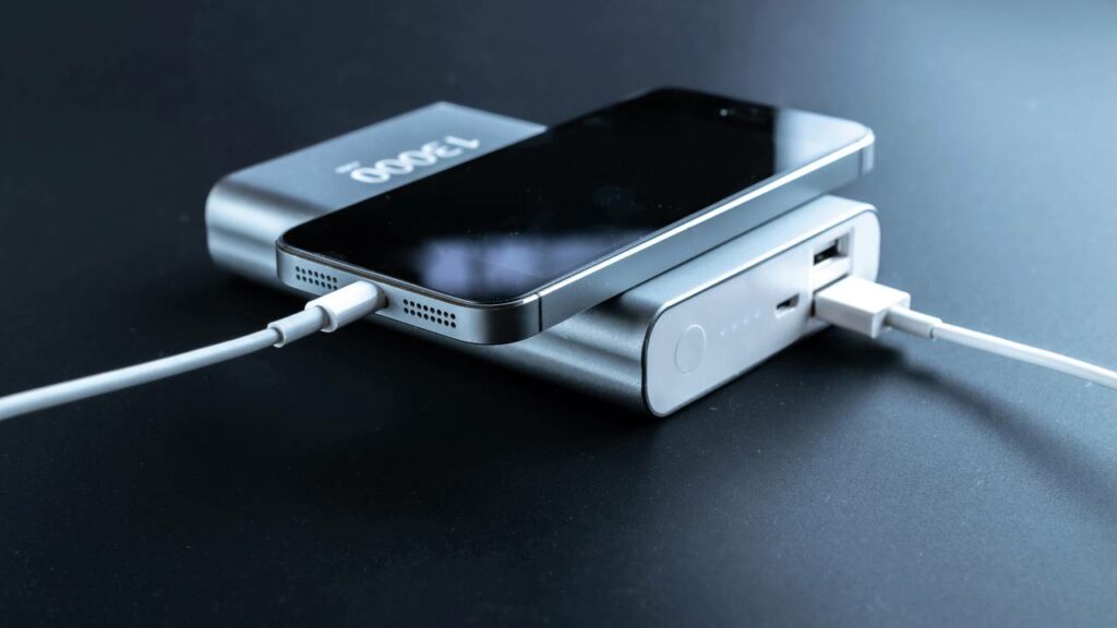 Como carregar o celular quando falta energia em casa?