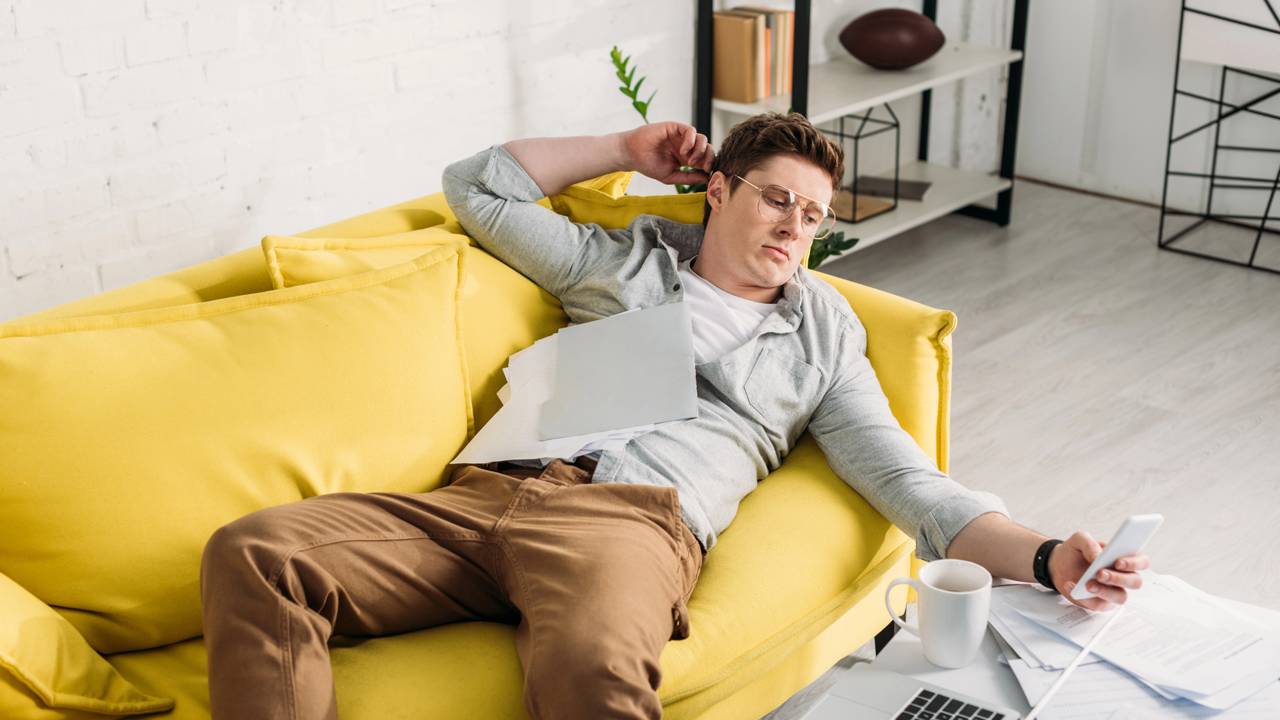 Procrastinar aquela tarefa chata pode estar te deixando mais inteligente