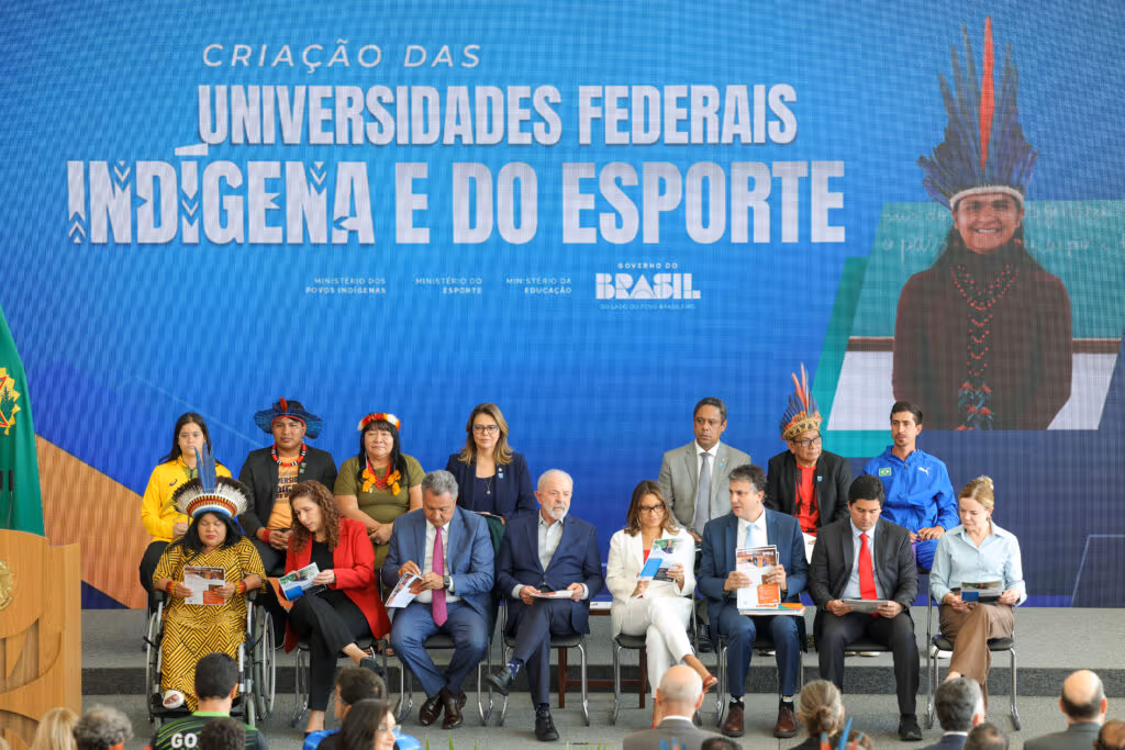 Lula envia projetos para criar universidade indígena e do esporte