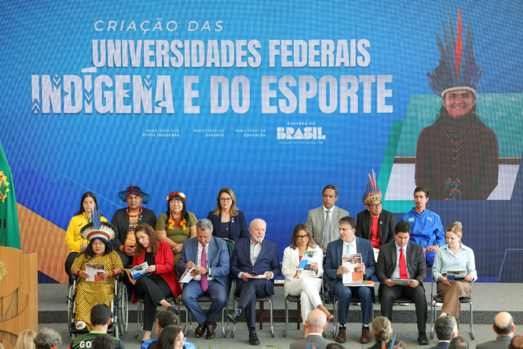 Lula envia projetos para criar universidade indígena e do esporte