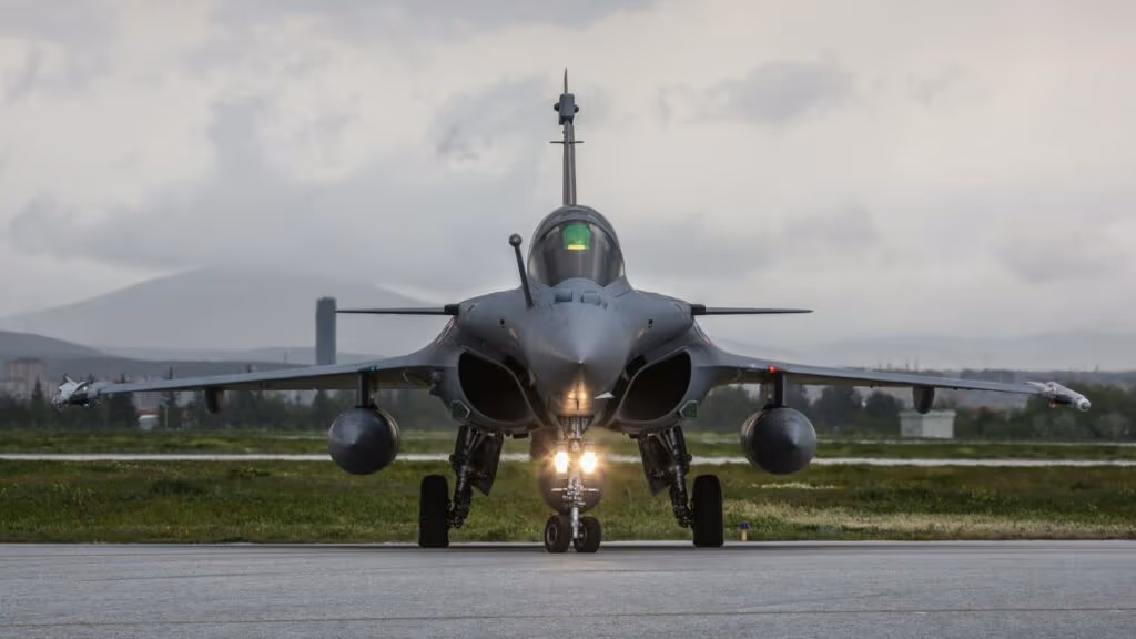Novo míssil nuclear francês ASMPA-R entra oficialmente em serviço com os Rafale M