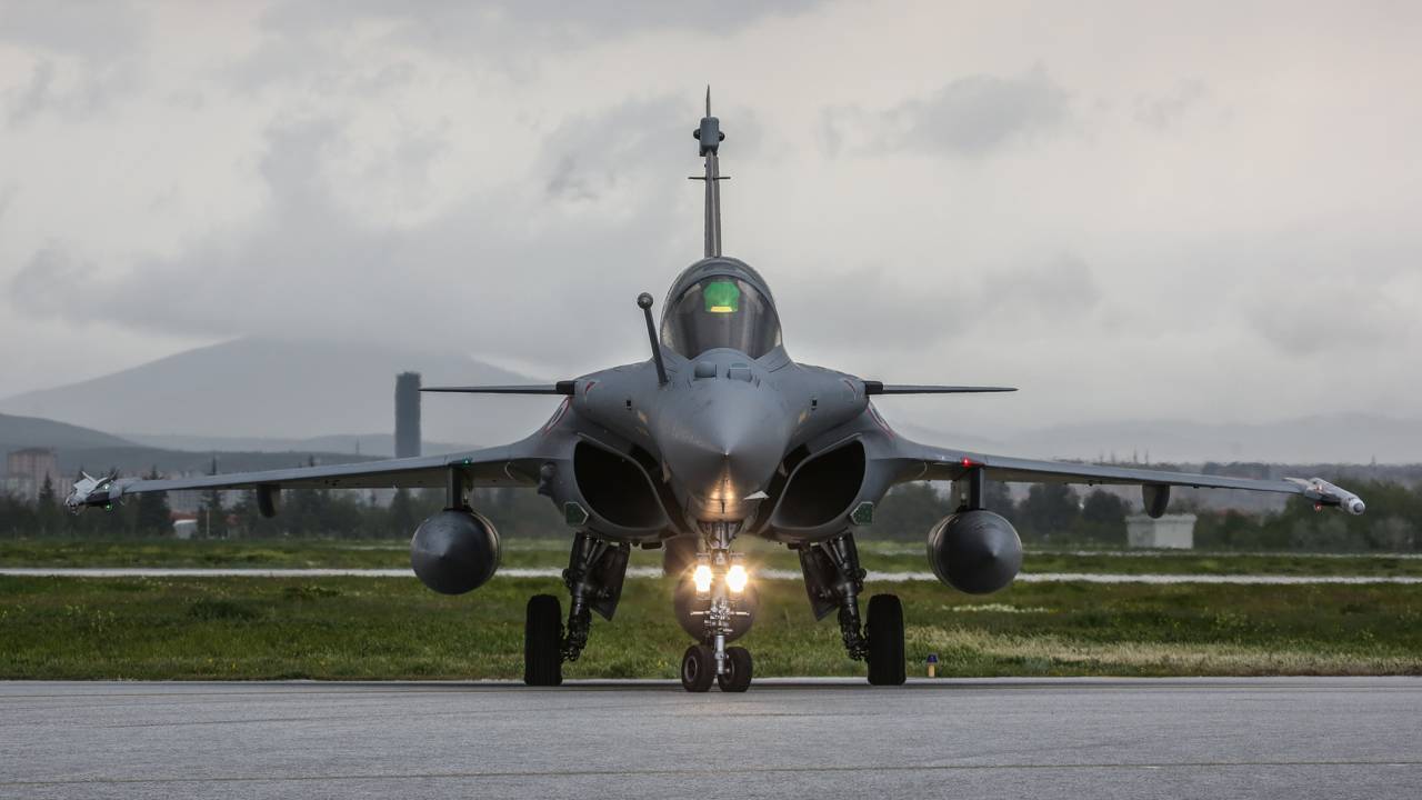 Após testes, Rafale se tornou apto a transportar o míssil nuclear ASMPA-R - Créditos: depositphotos.com / adameq2