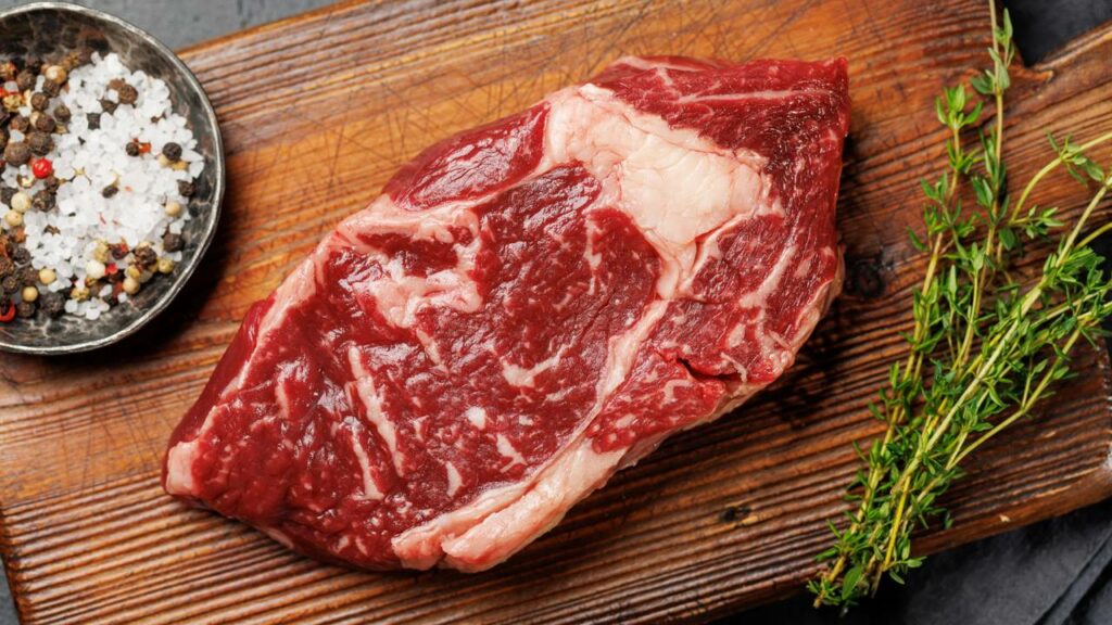 O bife ancho tem uma boa quantidade de gordura, que torna ele um suculento - Créditos: depositphotos.com / karandaev