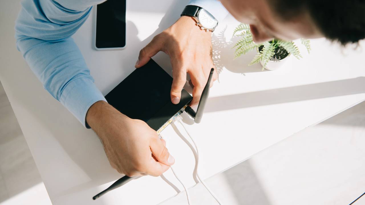 Por que seu roteador precisa reiniciar de vez em quando