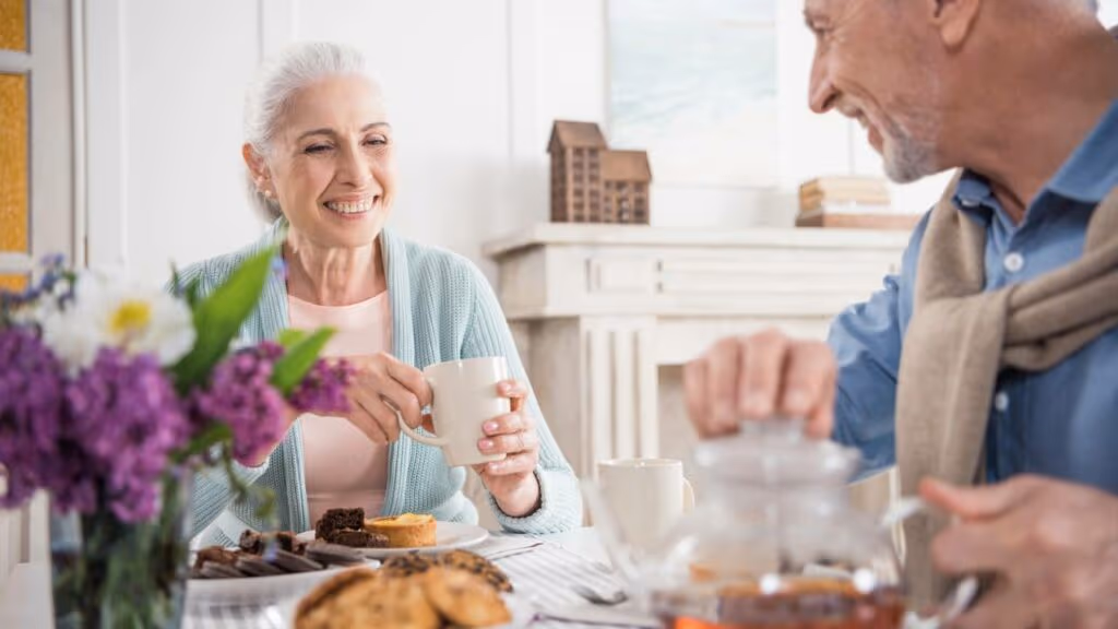 Tomar café da manhã cedo pode aumentar a longevidade, aponta estudo com idosos