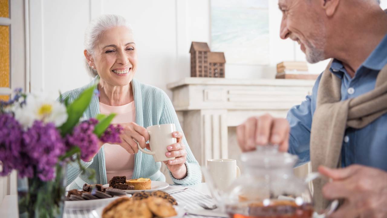 Tomar café da manhã cedo pode aumentar a longevidade, aponta estudo com idosos