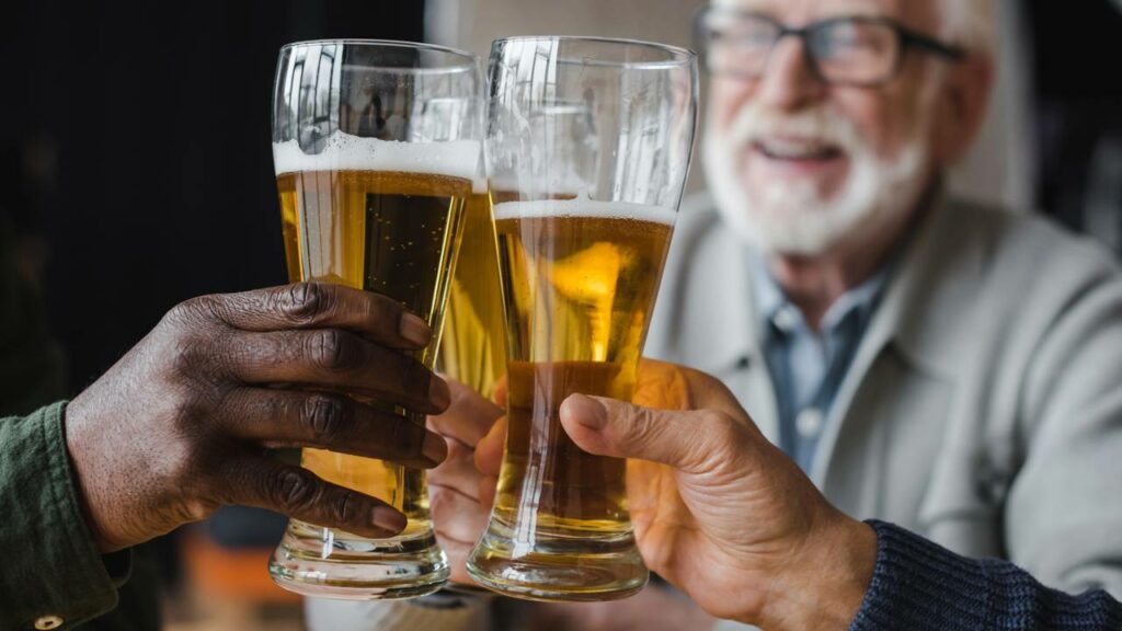 O consumo de cerveja e outra bebidas alcoólicas após os 65 anos pode trazer grandes danos à saúde - Créditos: depositphotos.com / IgorTishenko