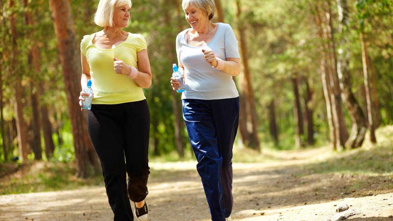 Quantos passos por dia podem retardar os sintomas do Alzheimer, segundo a ciência