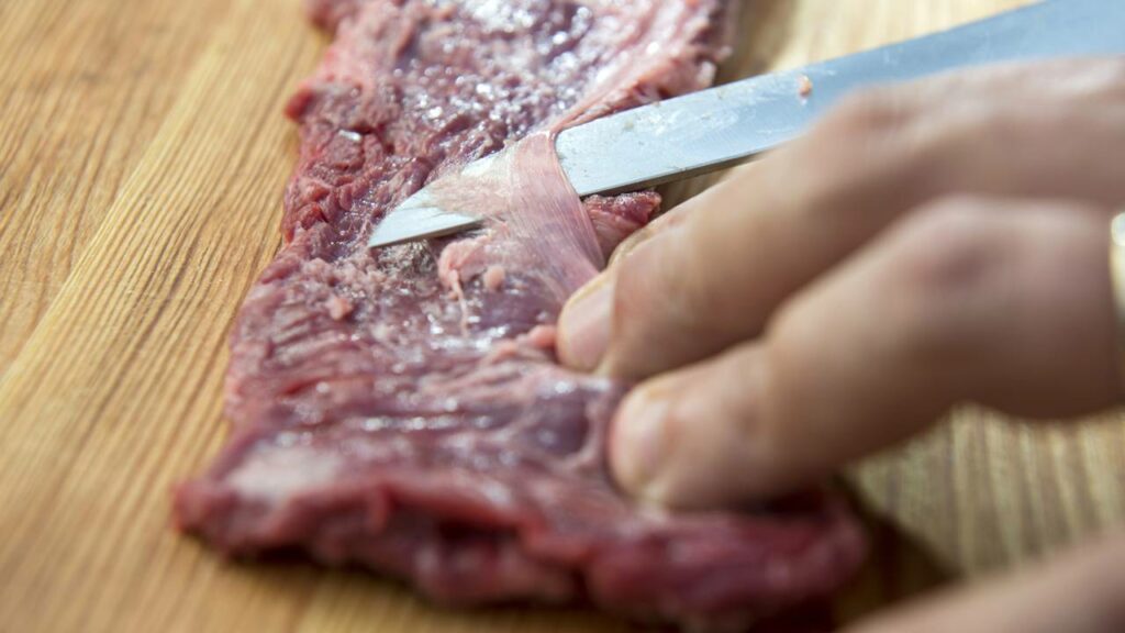 A retirada da membrana é essencial, pois ela enrijece ao contato com o fogo e fica igual um "chiclete" - Créditos: depositphotos.com / antoniotruzzi