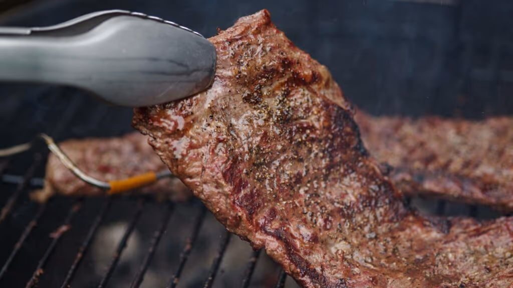 O truque simples para carne não grudar na grelha e salvar o churrasco