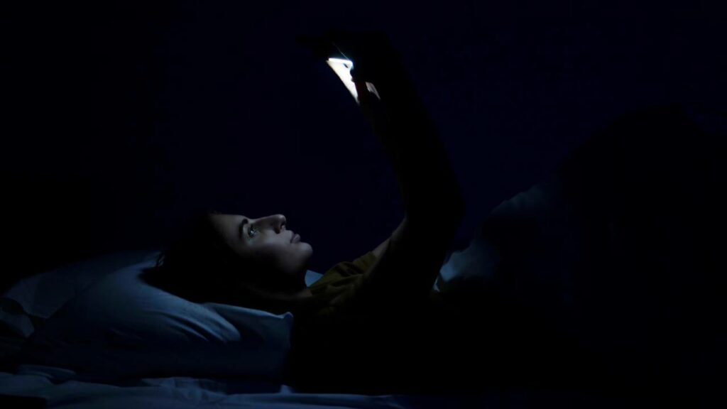 Estudo canadense desafia a ideia de que o celular atrapalha o sono