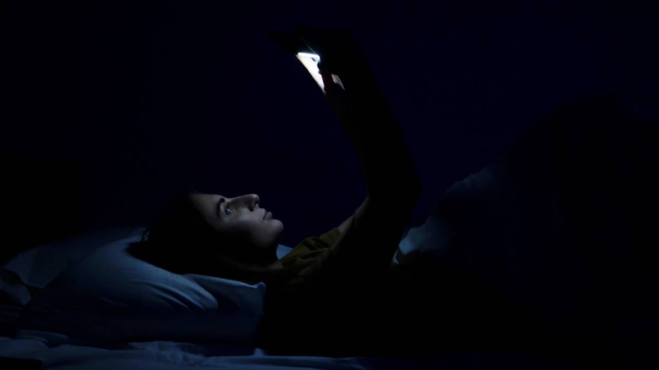 Estudo canadense desafia a ideia de que o celular atrapalha o sono