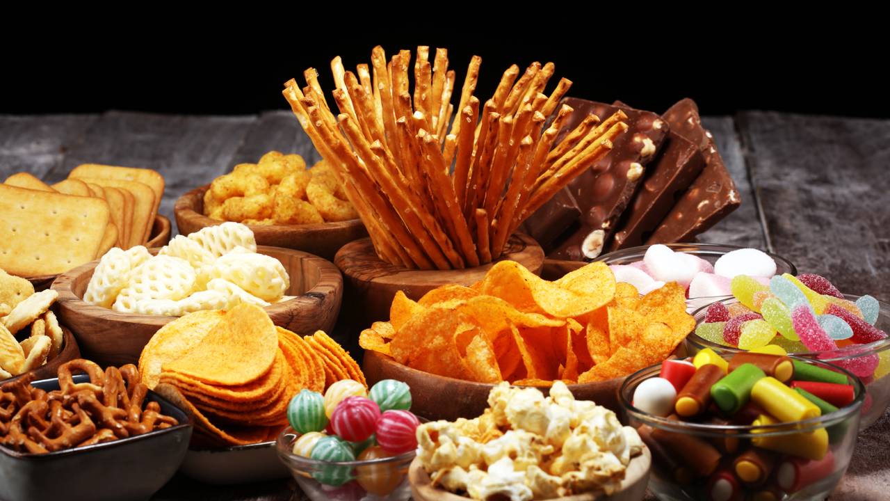 Comer ultraprocessados pode aumentar risco de pólipos pré-câncer antes dos 50, revela pesquisa