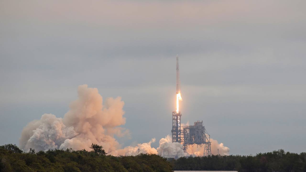 SpaceX completa a centésima missão Starlink do ano e reforça liderança global