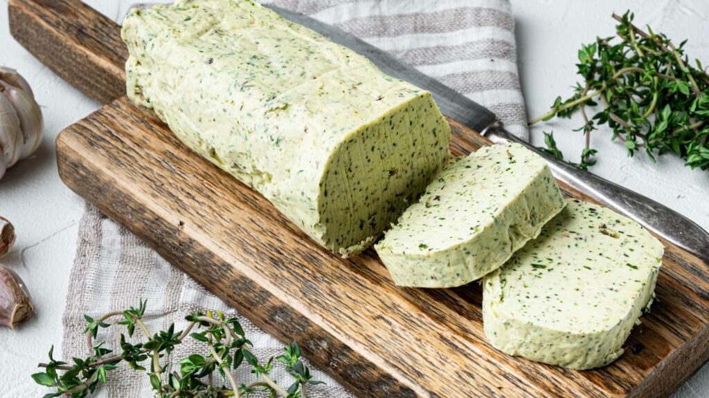 Outros temperos podem ser utilizados na manteiga de alho para mais ainda sabor - Créditos: depositphotos.com / ilianesolenyi