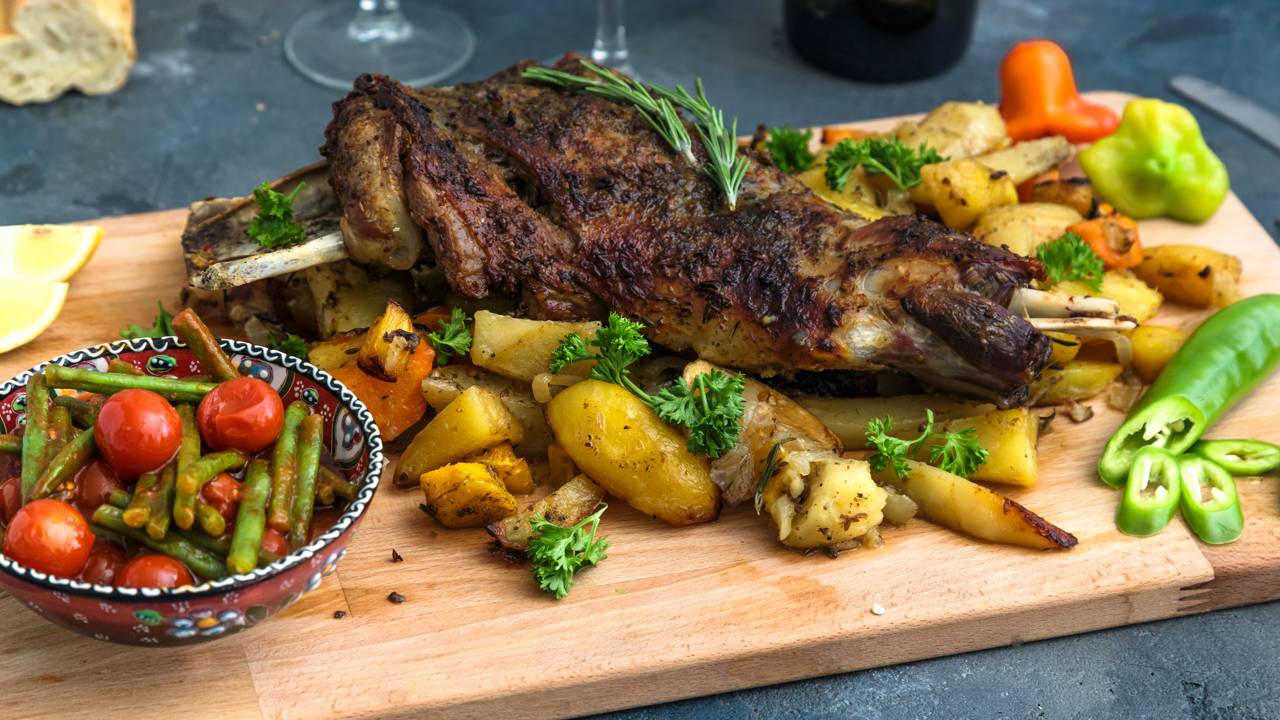 Com acompanhamentos simples e baratos, é possível fazer um churrasco completo sem gastar muito