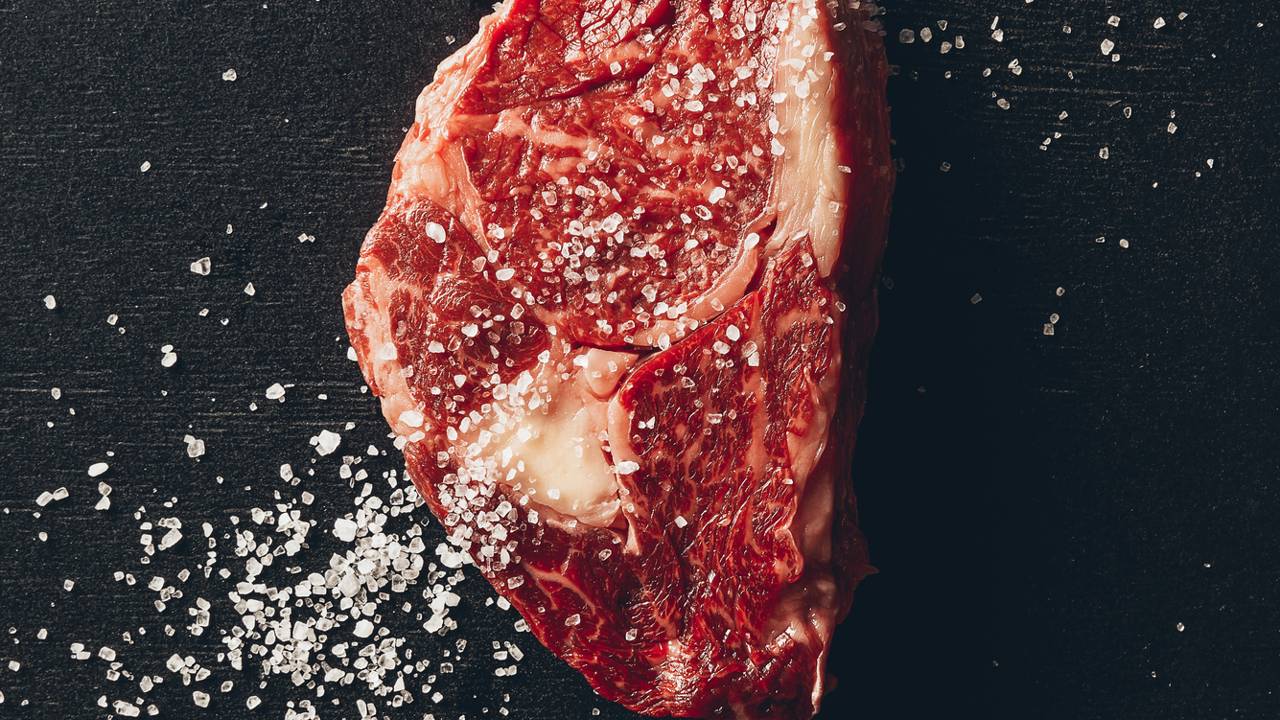 O mito do sal grosso: usar antes, durante ou depois de assar a carne?