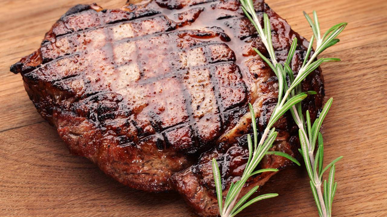 Por que você deve deixar a carne descansar antes de cortar e quanto tempo esperar